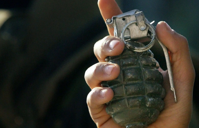 Gjakovë: Dorëzohet një person në polici, me vete kishte granatë dore