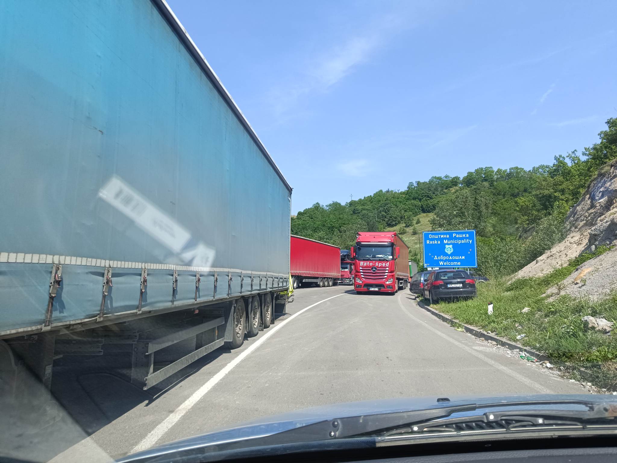 Bllokohet qarkullimi i automjeteve ne dalje të Jarinjes