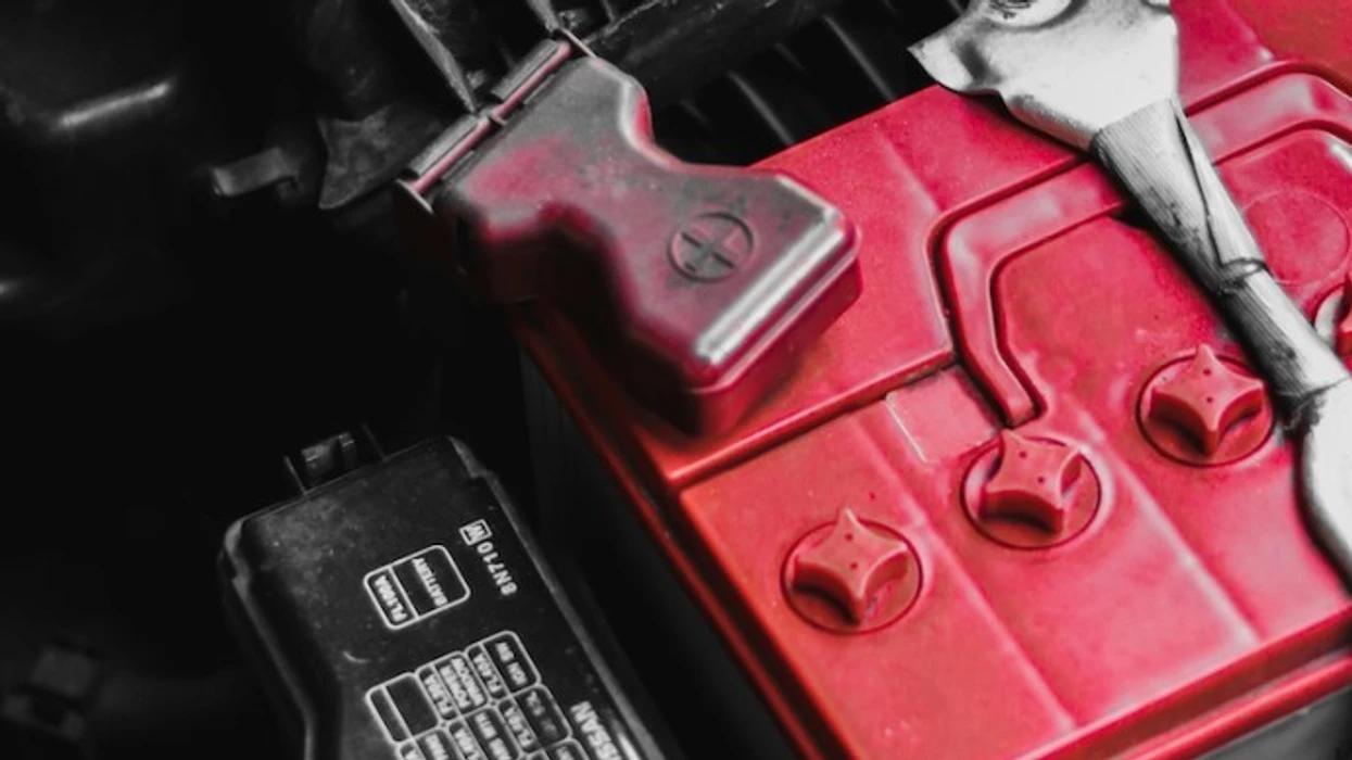 automobilat-moderne-dhe-zevendesimi-i-akumulatorit-–-pse-eshte-me-mire-qe-kjo-pune-t’u-lihet-specialisteve?!