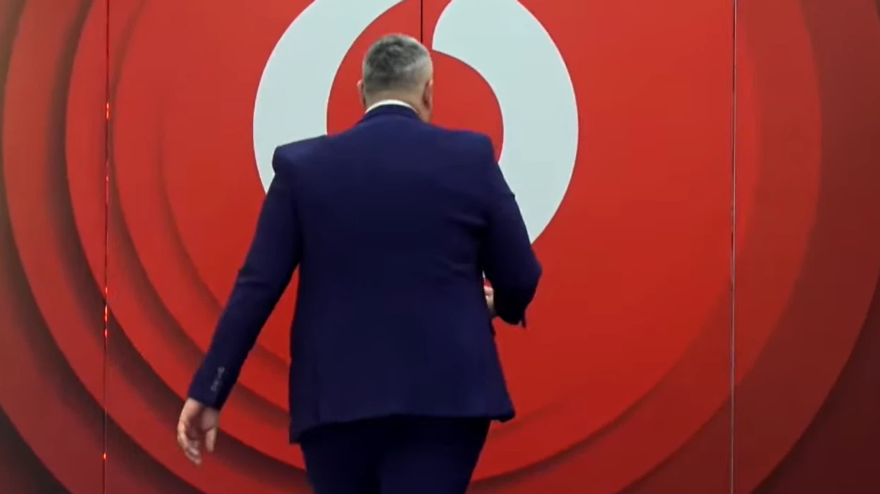 “hapeni-deren!”-–-pas-komentit-te-monika-kryemadhit,-rogerti-ngrihet-dhe-largohet-menjehere-nga-shtepia-e-bbva-se