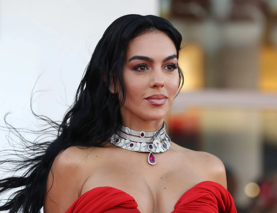 pas-tensioneve-ne-lindjen-e-mesme,-georgina-rodriguez-largohet-per-ne-madrid-me-femijet
