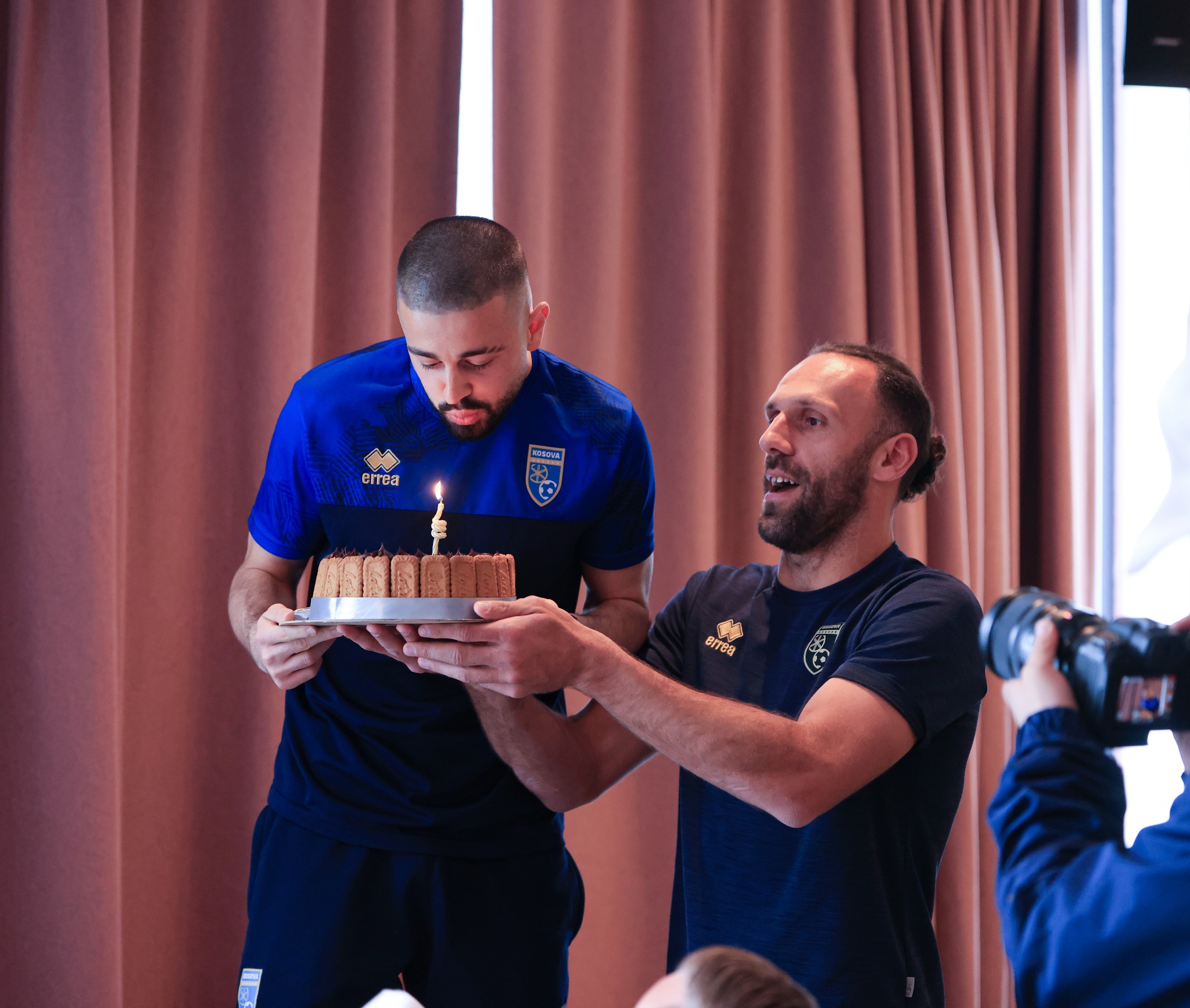 FFK uron Zhegrovën për ditëlindje, e vetmja dëshirë kur fryu qirinjtë – Kupa e Botës!