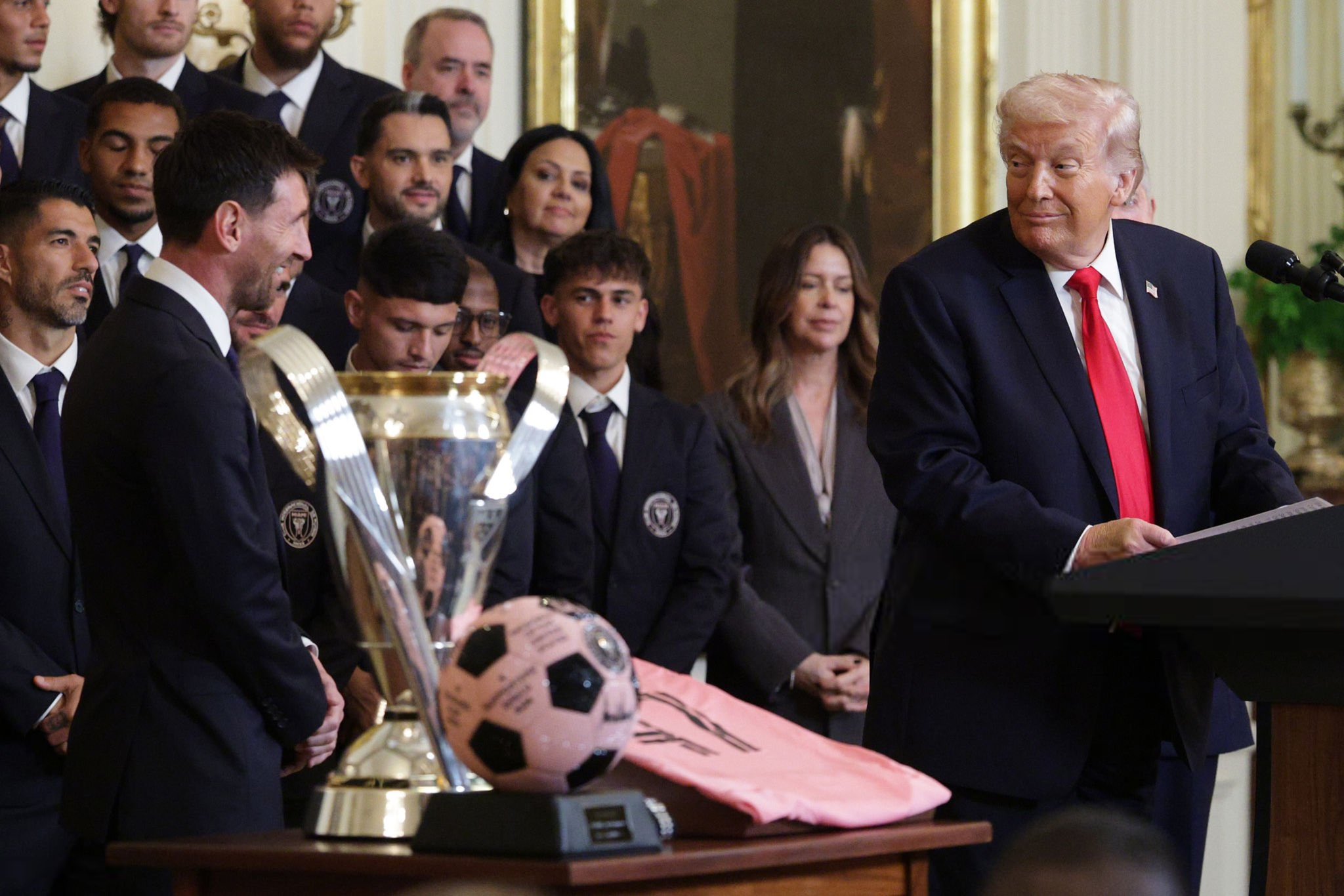 Messi i bën një dhuratë speciale Donald Trumpit
