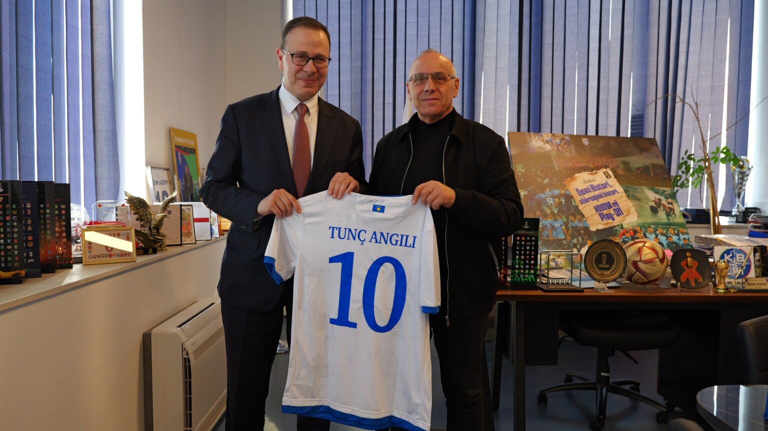 Takim mes Agim Ademit dhe ambasadorit turk në Kosovë: Miqësi dhe bashkëpunim në prag të “play-off”-it