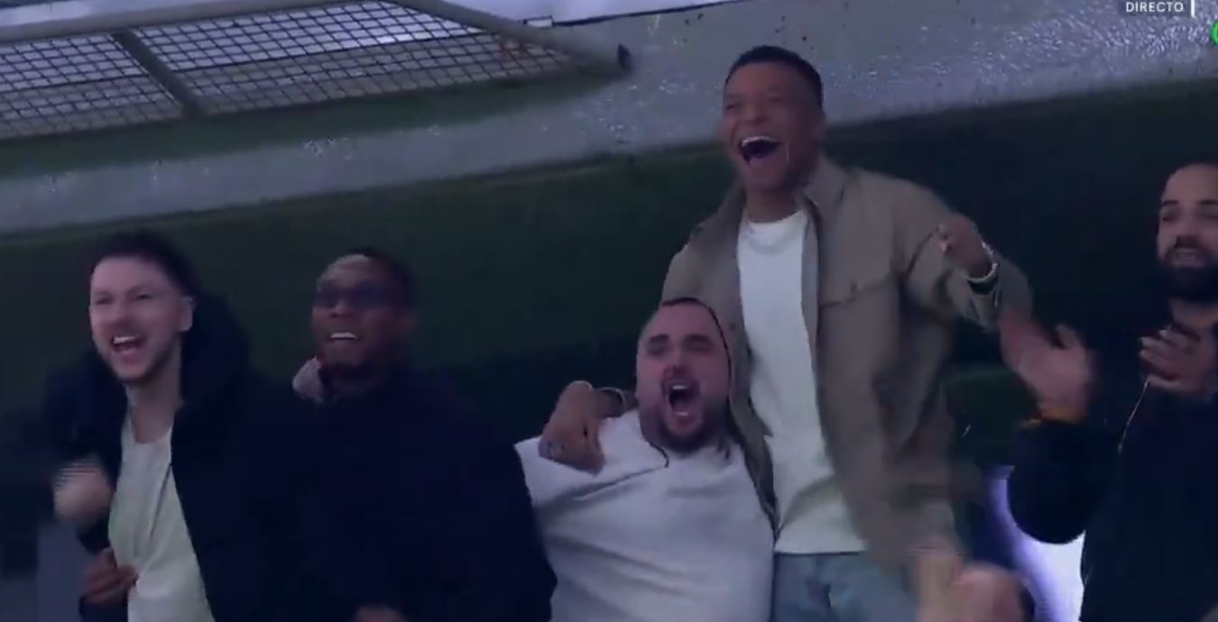 Festa e “çmendur” e Mbappes-ë te hat-triku i Valverdes, sulmuesi francez e shikoi ndeshjen nga tribunat