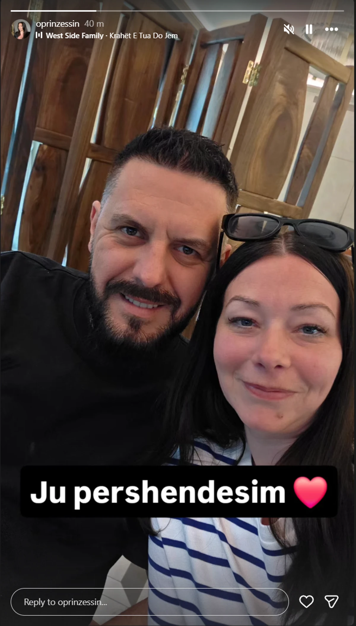 Miri i jep fund thashethemeve për një ‘krisje’ me gruan e tij, ndërsa publikon fotografi duke u puthur me të