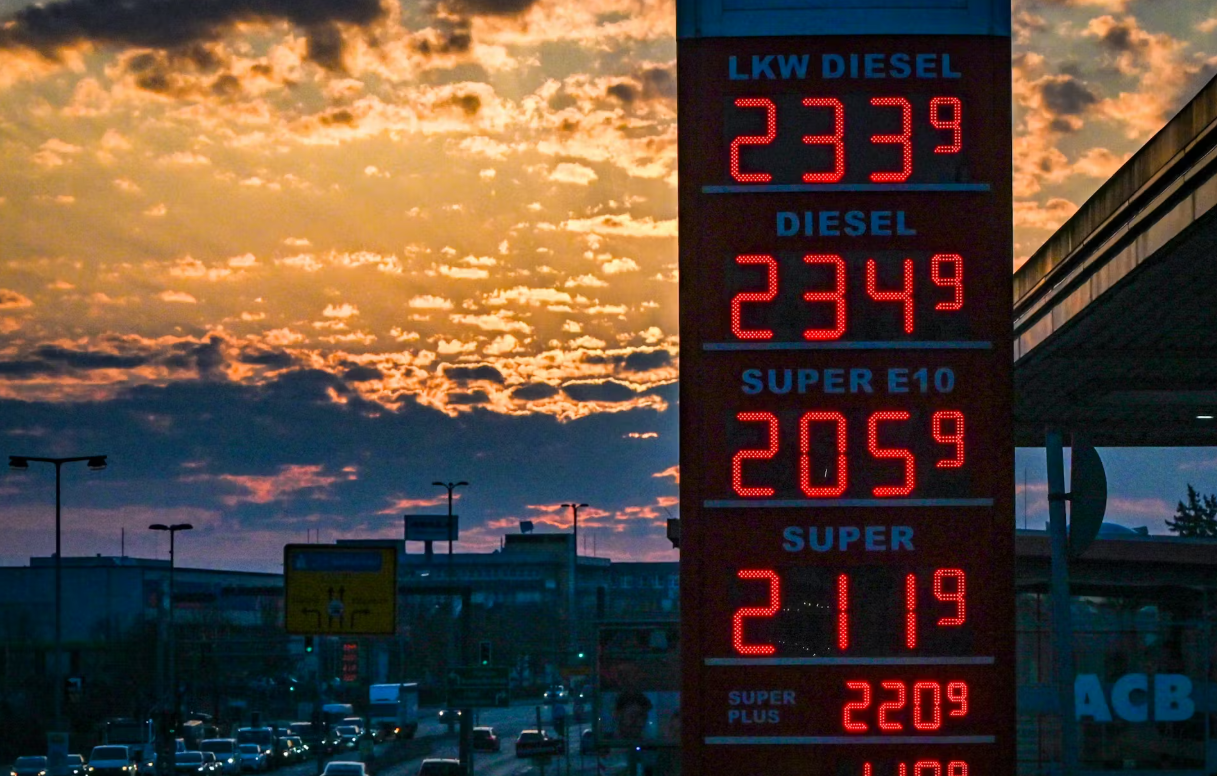 Nis rënia e ndeshjes së çmimit të naftës në tregjet botërore